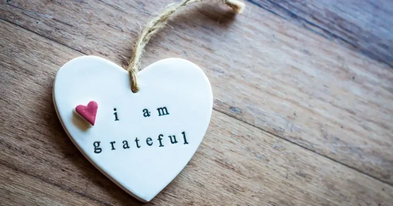 affirmations for gratitude: a hearth with a text "I am grateful"